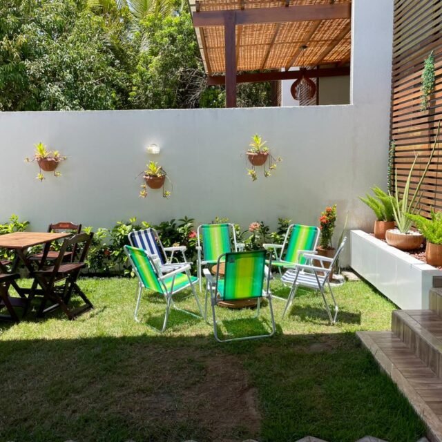 Casa 4 Imbassaí - Mesas com cadeiras - área gourmet privativa.